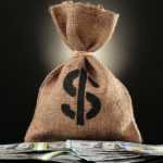 Alex Nabuco dos Santos mostra como a alta do dólar exige proteção cambial e seleção rigorosa de ativos.