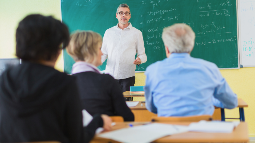 Ao abordar Português para migrantes e EJA, Sérgio Bento De Araújo apresenta caminhos para que a escola impulsione a inclusão e potencialize o desenvolvimento educacional.