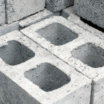 Valderci Malagosini Machado destaca como o controle de qualidade na fabricação de artefatos de cimento impacta diretamente a durabilidade e eficiência dos produtos.