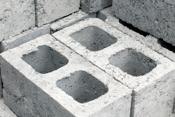 Valderci Malagosini Machado destaca como o controle de qualidade na fabricação de artefatos de cimento impacta diretamente a durabilidade e eficiência dos produtos.