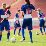 O apoio ao futebol feminino reforça a responsabilidade social na indústria e amplia o impacto comunitário. Paulo Roberto Gomes Fernandes destaca essa iniciativa.