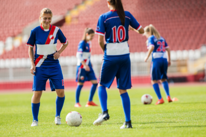 O apoio ao futebol feminino reforça a responsabilidade social na indústria e amplia o impacto comunitário. Paulo Roberto Gomes Fernandes destaca essa iniciativa.