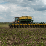 Máquina agrícola realiza o plantio de soja em uma lavoura de Mato Grosso no início da safra 2026/27