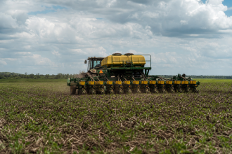 Máquina agrícola realiza o plantio de soja em uma lavoura de Mato Grosso no início da safra 2026/27