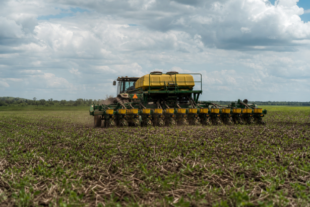 Máquina agrícola realiza o plantio de soja em uma lavoura de Mato Grosso no início da safra 2026/27