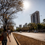 Avenida de Cuiabá durante tarde de calor intenso em Mato Grosso