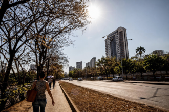 Avenida de Cuiabá durante tarde de calor intenso em Mato Grosso